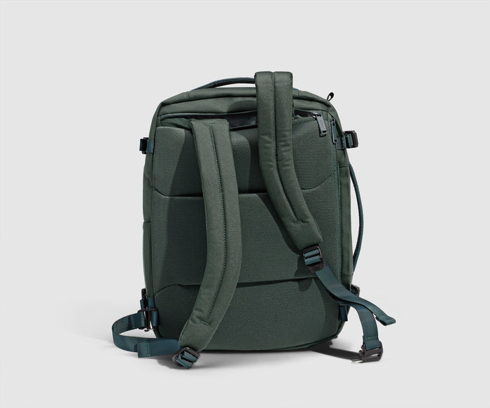 The Outdoor Convertible Backpack 25L | Forest Green
// Removable and adjustable shoulder straps that easily convert into a duffle