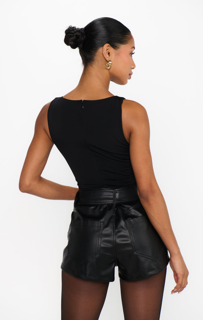 badge_model-wears-size-26