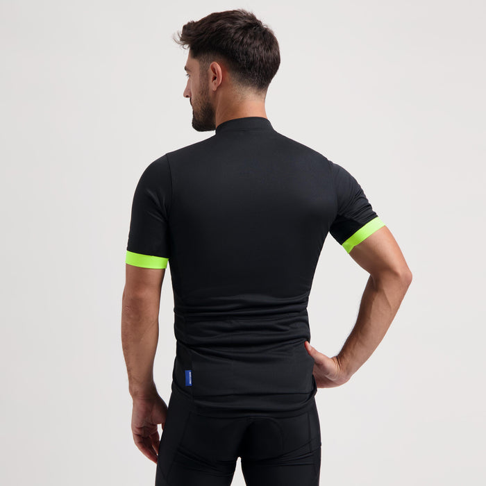 Rogelli Core fietsshirt heren zwart korte mouw gedragen achterkant.