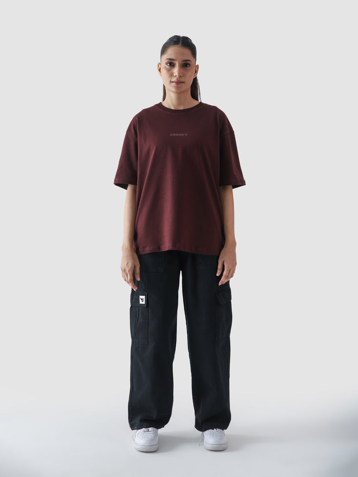 Maroon blank t-shirt female model front view oversized streetwear Pakistan – GROOVY