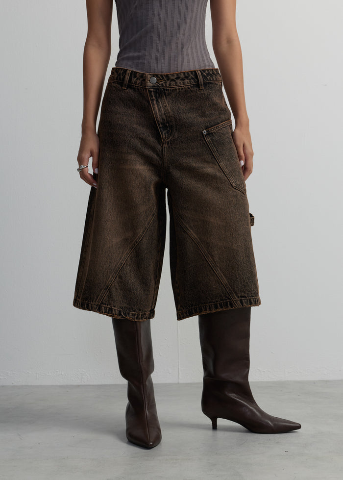CROSSOVER WAISTBAND JEAN SHORTS
