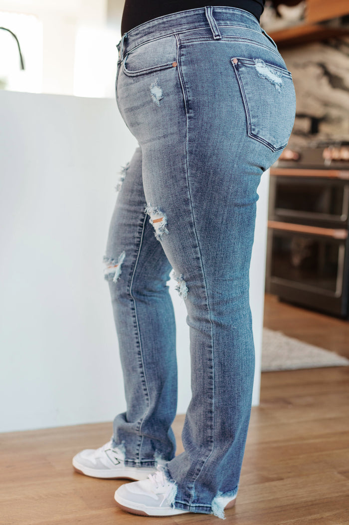Judy Blue Mid Rise Destroyed Straight Jeans in Medium Wash