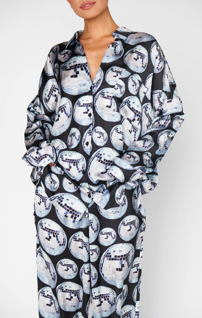 badge_model-wears-size-s