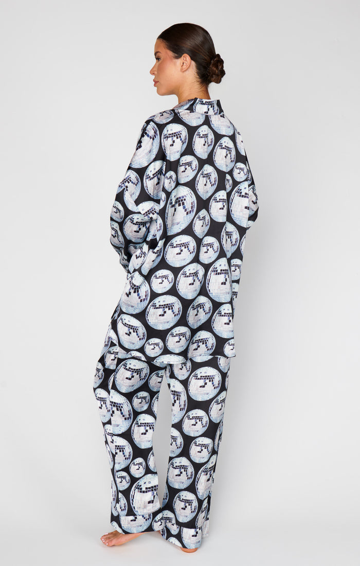 badge_model-wears-size-s
