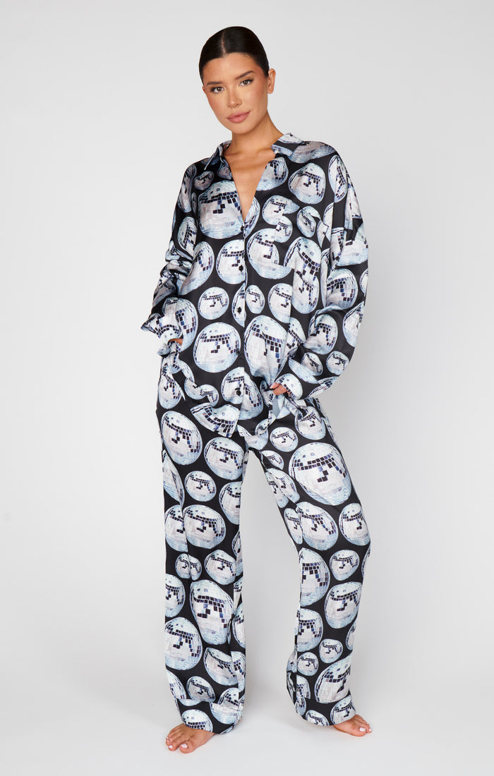 badge_model-wears-size-s