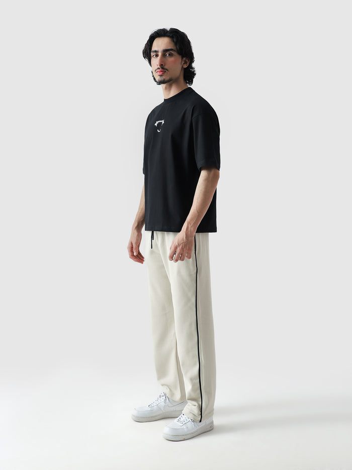 Thunder Bite Tee male model side view Pakistan – GROOVY GRVYEffect
